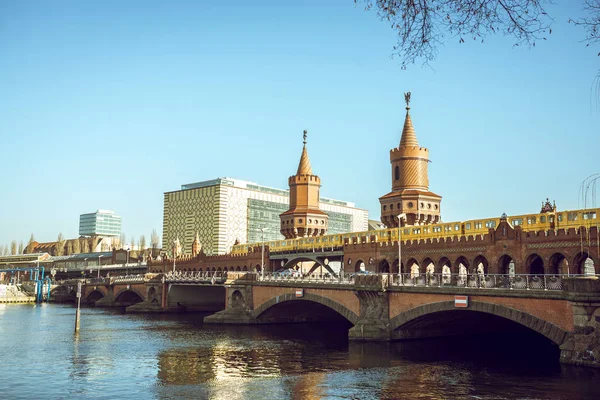 Ponte Oberbaum em Berlim — Fotografia de Stock