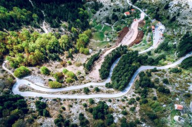 Karadağ'daki dağ yolu havadan görünümü