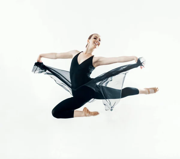 Elegante bailarina salta en la sala de ballet —  Fotos de Stock