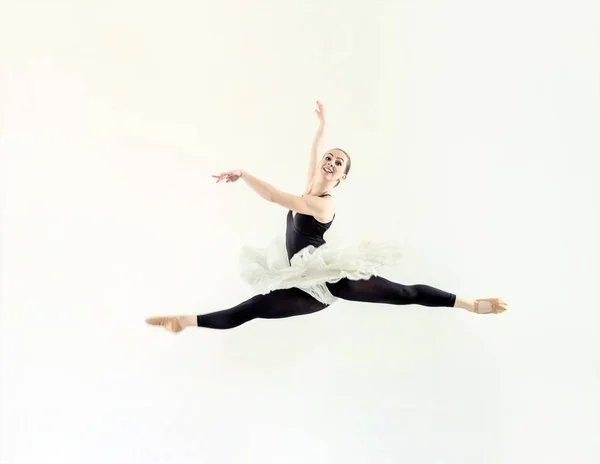Elegantní baleríny skok v baletní sál — Stock fotografie