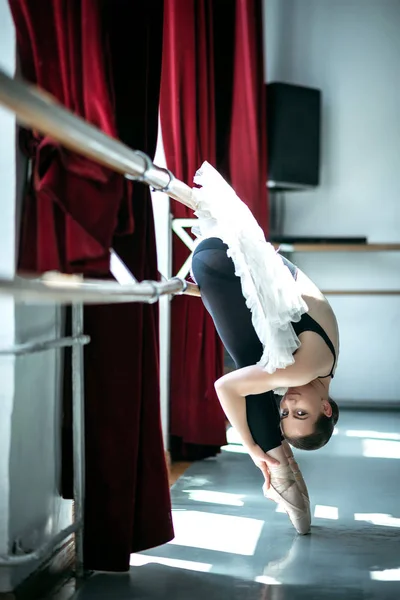 Bellerina, táhnoucí se v baletní studio — Stock fotografie