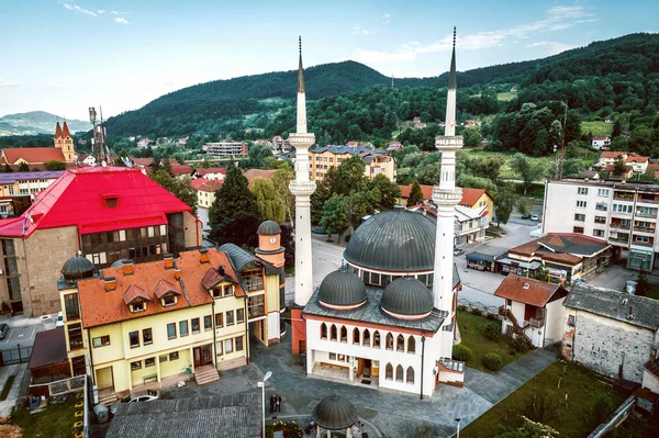 Мечеть в Цепце, Босния. Воздушный . — стоковое фото