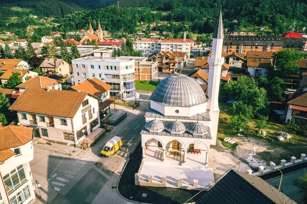 Mešita v Zepce, Bosně. Letecký. — Stock fotografie