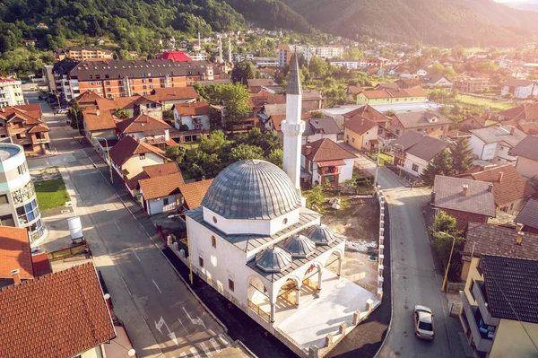 Mešita v Zepce, Bosně. Letecký. — Stock fotografie