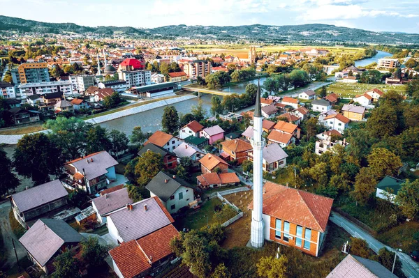 Moskee in Zepce, Bosnië. Luchtfoto. — Stockfoto