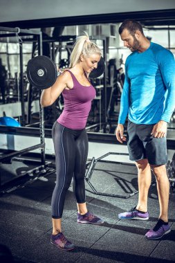 Çekici sarışın yaparken kişisel eğitmen ile ağız kavgası