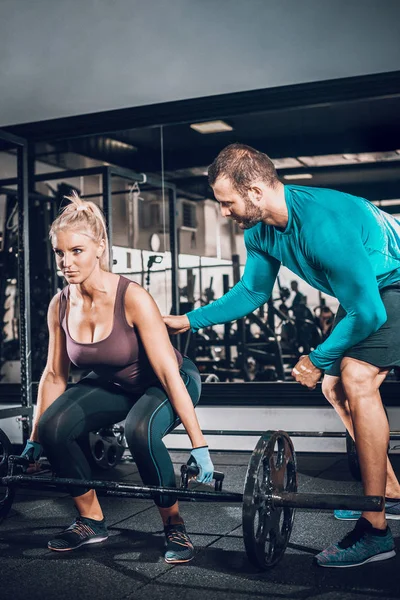 Armadilha bar deadlift mulher com personal trainer — Fotografia de Stock