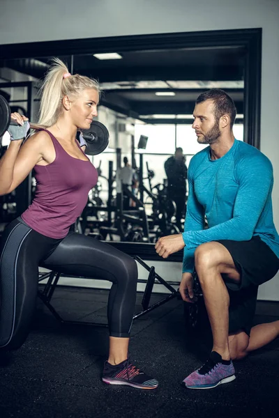 Esercizio lunge con personal trainer — Foto Stock