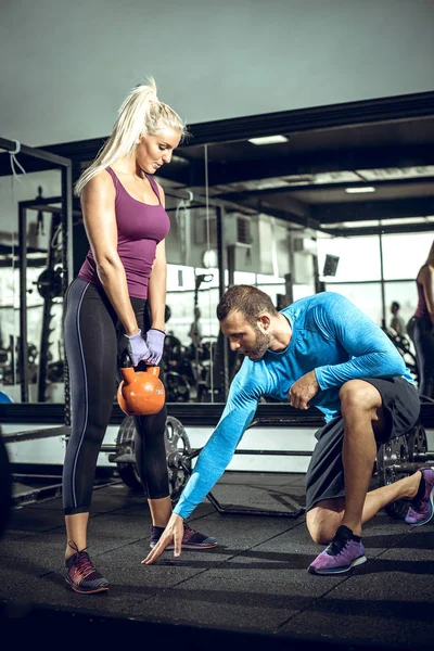 Kettlebell ćwiczenia z osobistym trenerem — Zdjęcie stockowe