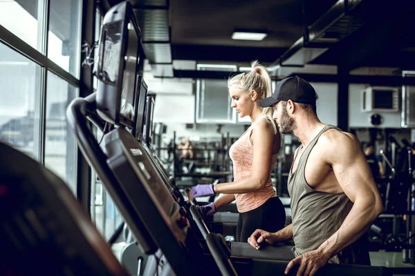 Coppia facendo tapis roulant run — Foto Stock