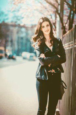 Modern kız ve bahar çiçeği