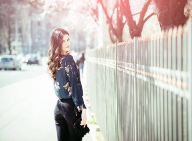 Modern kız ve bahar çiçeği