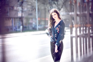 Modern kız ve bahar çiçeği