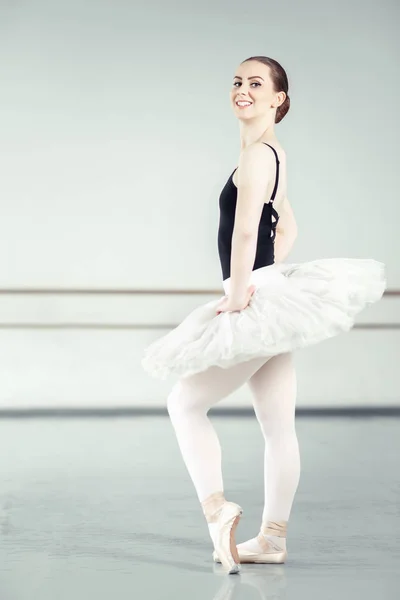 Elegante bailarina en salón de ballet — Foto de Stock