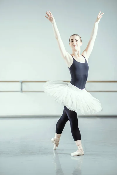 Bailarina elegante no salão de ballet — Fotografia de Stock