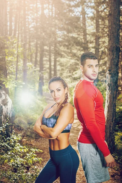 Fitness-Paar im Wald — Stockfoto