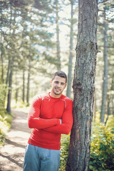 Sportif adam ormanda poz