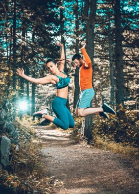 Ormanda atlama fitness Çift.