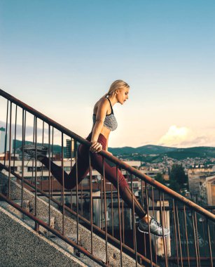 Merdivenlerde egzersiz sarışın.