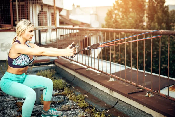 Vrouw elastisch touw opleiding op dak — Stockfoto