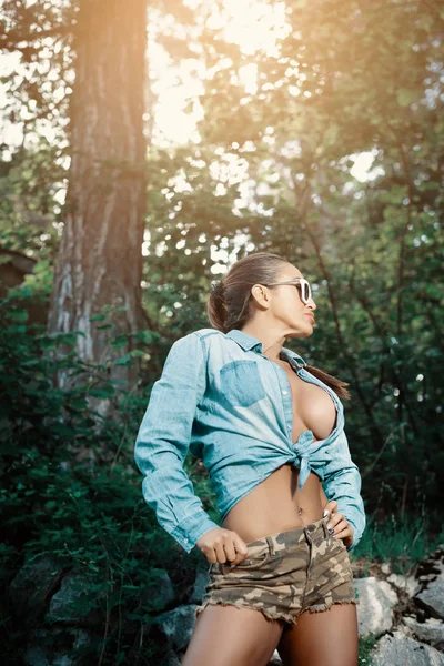 Szexi felnőtt nő pózol erdő — Stock Fotó