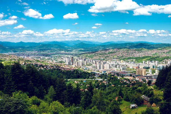 Panorama de Sarajevo da montanha de Trebevic . — Fotografia de Stock