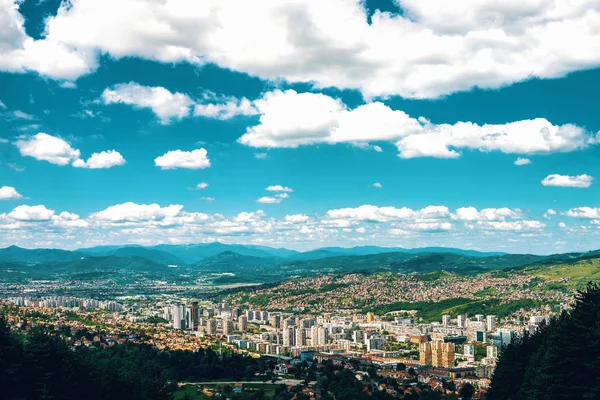 Panorama de Sarajevo da montanha de Trebevic . — Fotografia de Stock