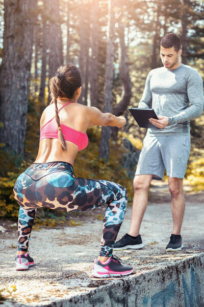 Женщины сидят на открытом воздухе с личным тренером
