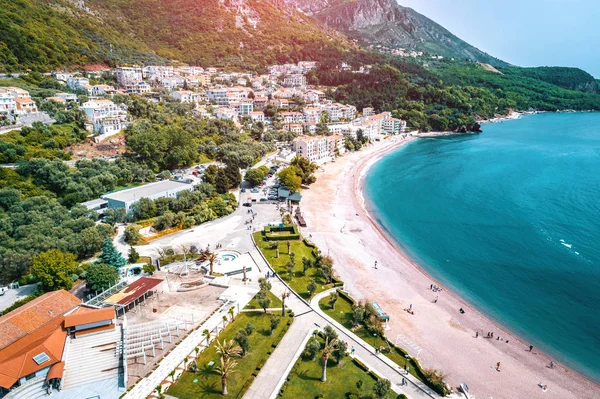 Písečná pláž a letovisko v Černé hoře — Stock fotografie