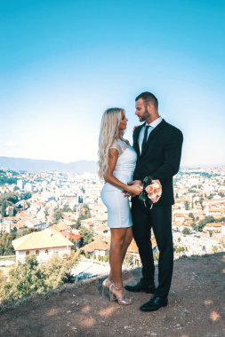 Düğün çift Saraybosna üzerinde