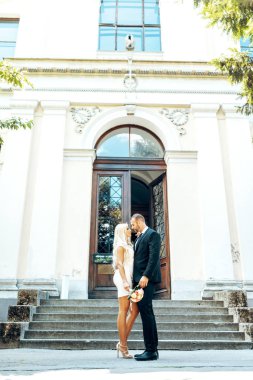 Müze bahçesinde poz Çift