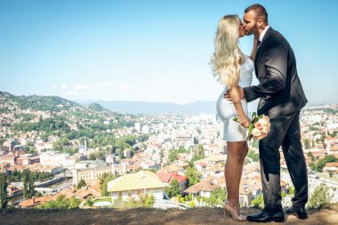 Düğün çift Saraybosna üzerinde