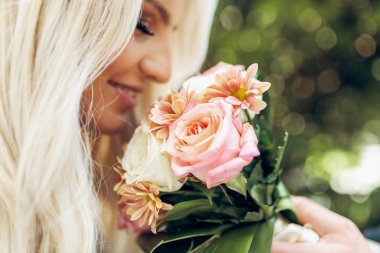 Gelin buketi elinden onu damadın kokuyor.