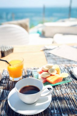 Kıyısında taze kahvaltı