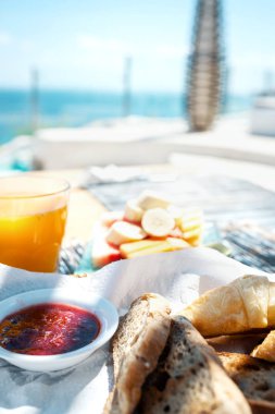 Kıyısında taze kahvaltı