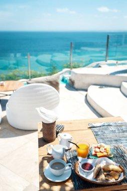 Kıyısında taze kahvaltı