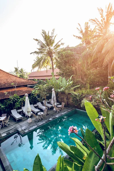 Bali Villa wih sonsuzluk havuzu — Stok fotoğraf