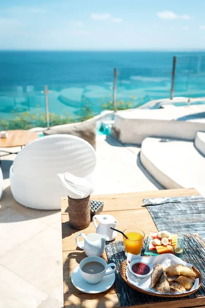 Kıyısında taze kahvaltı