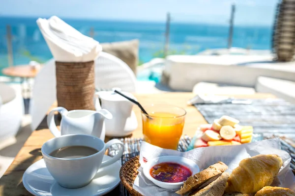 Desayuno fresco en la costa — Foto de Stock