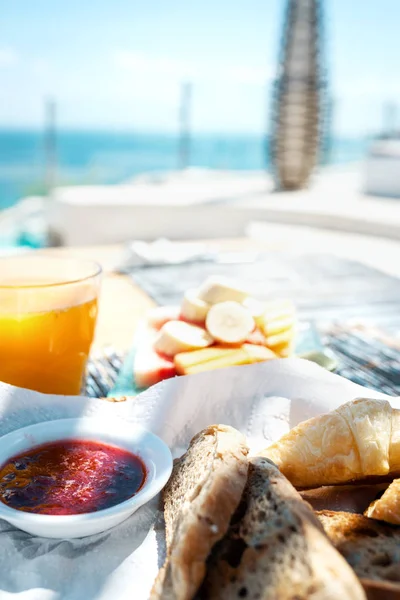 Fresh breakfast on coast Royalty Free Stock Photos