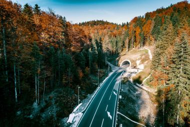 Karaula Üstgeçit Bosna'da hava görünümünü. Tünel ve yol.