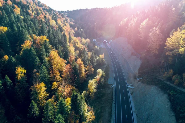 Luchtfoto van Karaula viaduct in Bosnië. Tunnel en over de weg. — Stockfoto