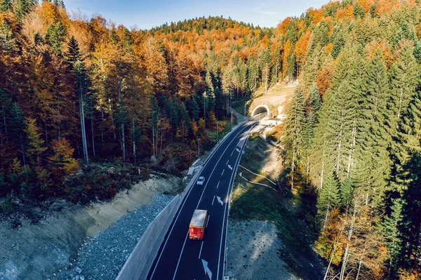 Luchtfoto van Karaula viaduct in Bosnië. Tunnel en over de weg. — Stockfoto