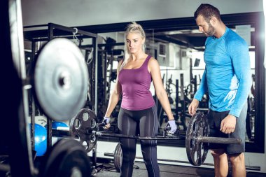 Tuzak bar deadlift kadın kişisel antrenör ile