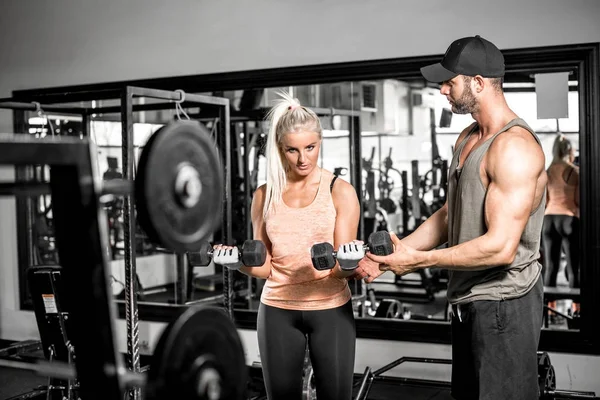 Pazı kıvırmak egzersiz onu antrenman ör ile yaparak sarışın