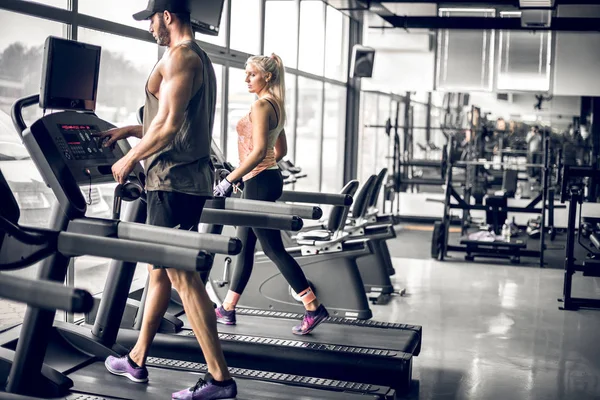 Pareja haciendo carrera de cinta — Foto de Stock