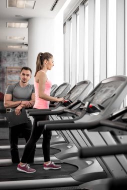Kişisel antrenör ile koşu bandı yürüyüş.