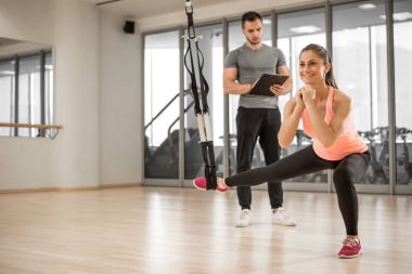 Süspansiyon egzersiz kişisel antrenör ile.