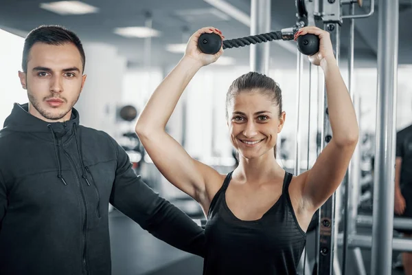 Treinador de fitness pessoal com seu cliente no ginásio . — Fotografia de Stock