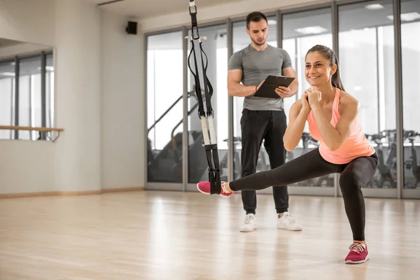 Süspansiyon egzersiz kişisel antrenör ile.